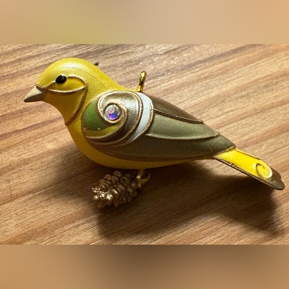 Hallmark Miniature Lady Western Tanager dated 2023 - Picture 4 of 6